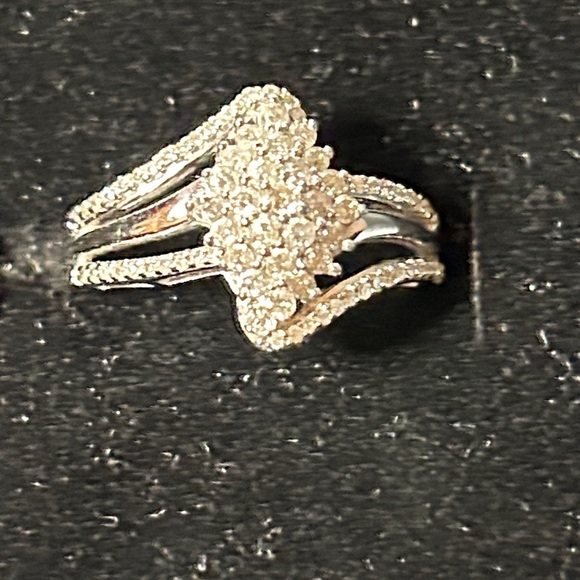 10k ladies White gold diamond ring - Picture 1 of 13